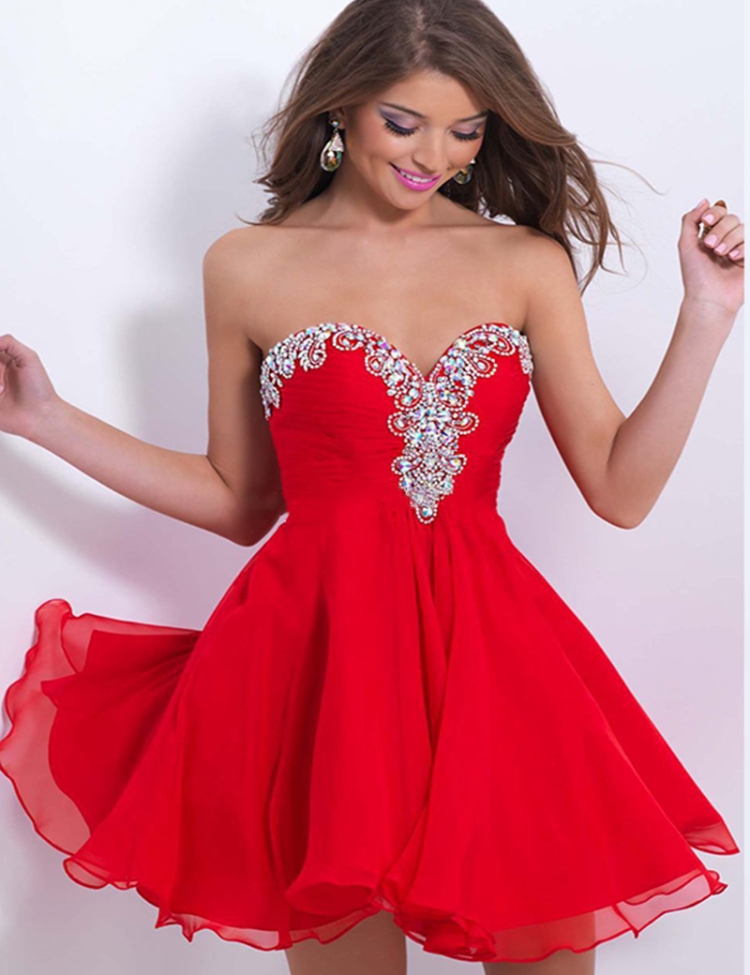 Женщина в Красном коротком платье