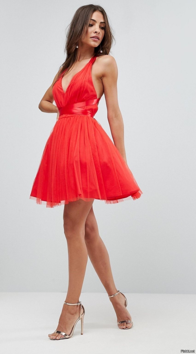 Красивое красное платье