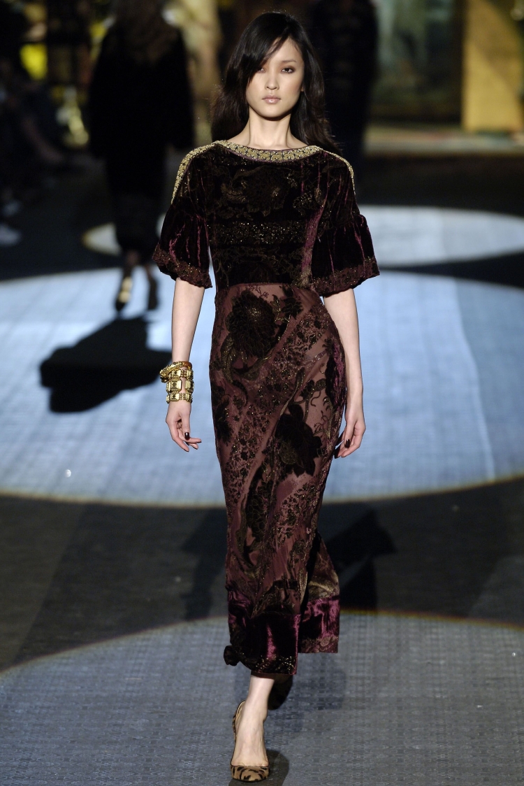 Красное бархатное платье