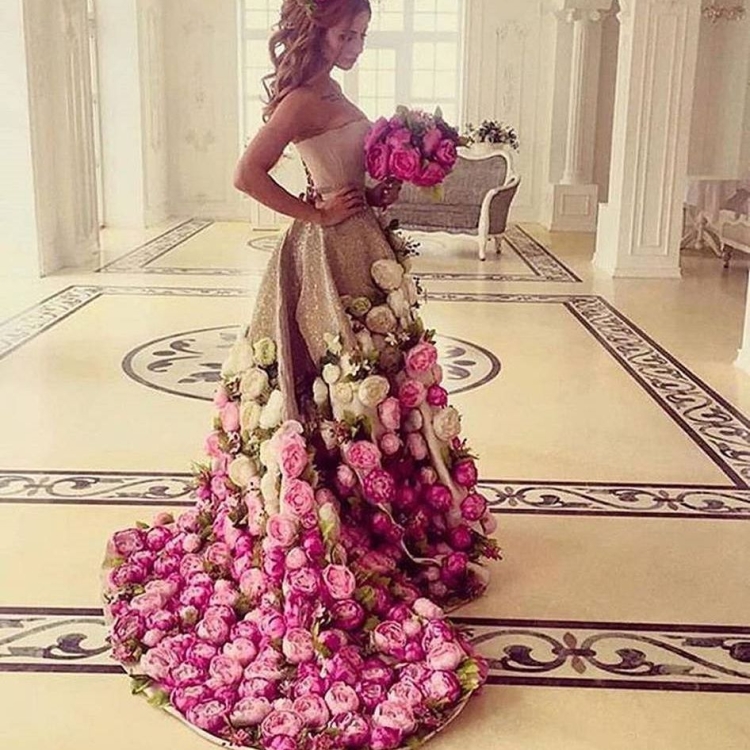 Шикарное платье из цветов