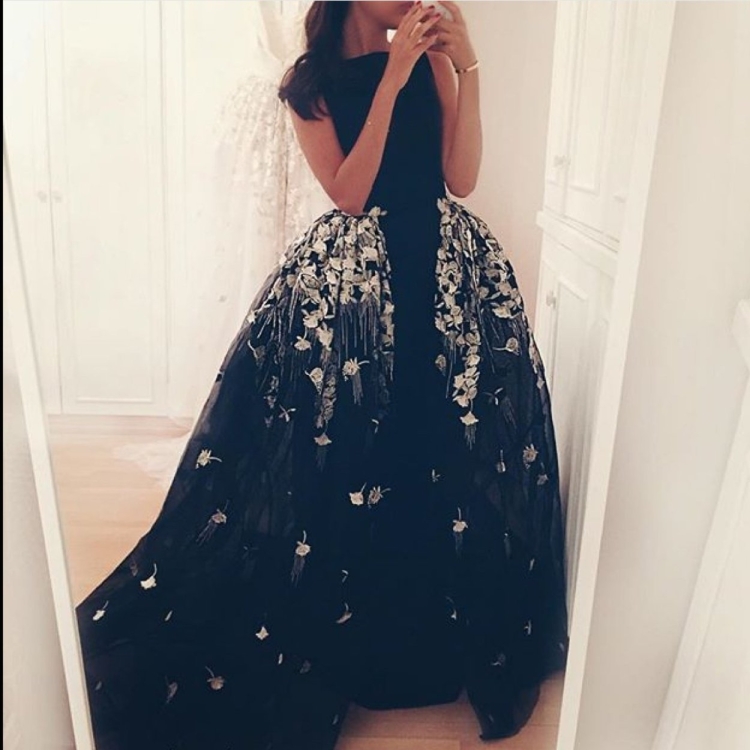 Девушка в платье без лица