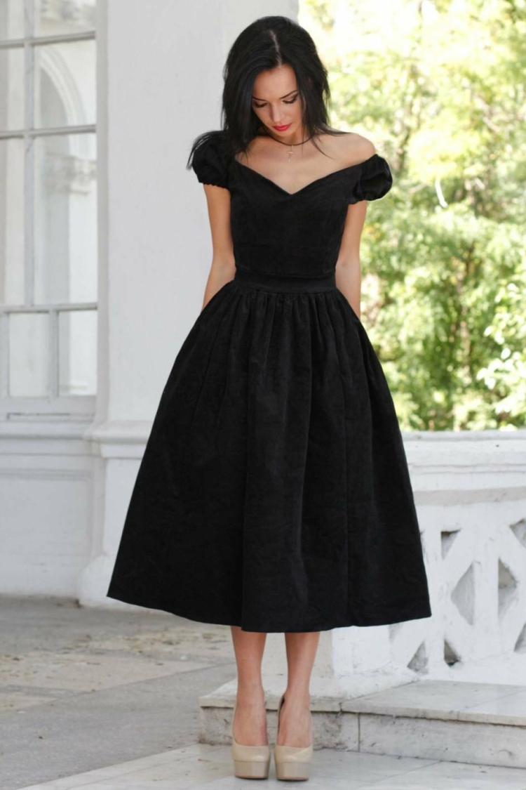 Черное платье миди с пышной юбкой
