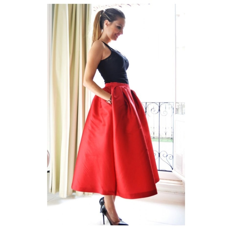 Красная атласная юбка