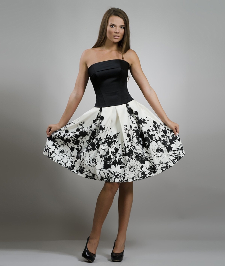 Корсетное платье с пышной юбкой