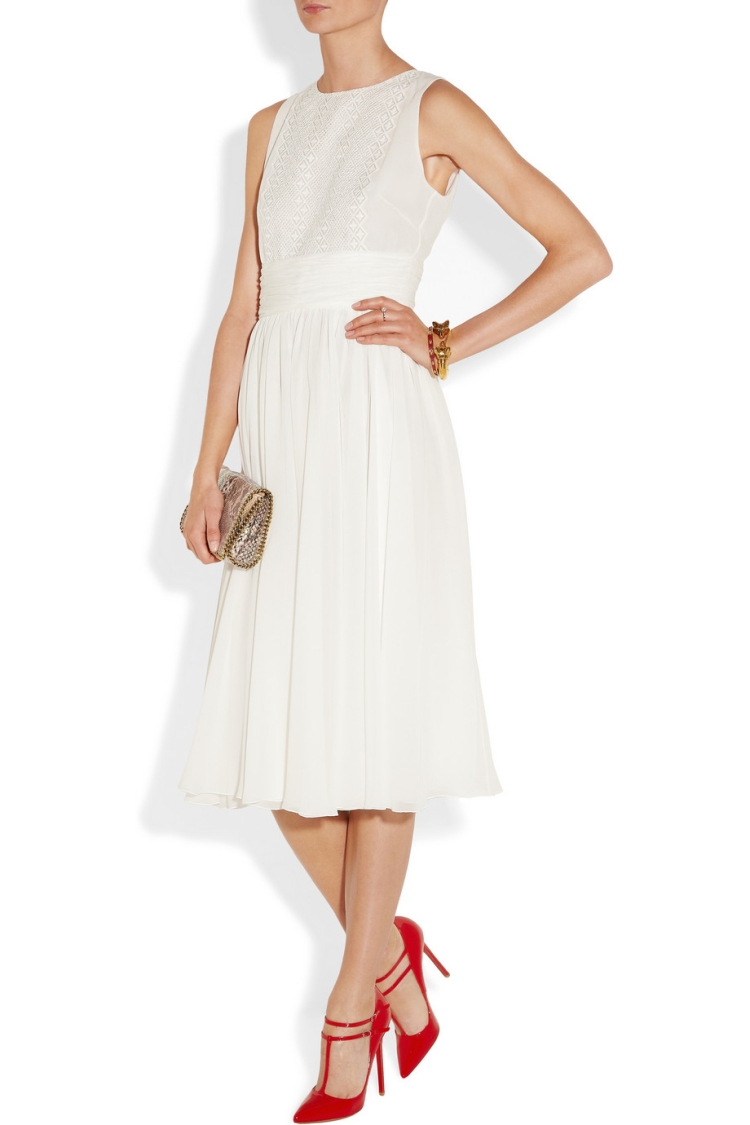 Невеста в красных туфлях и белом платье