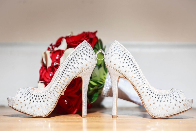 Девушка в платье на каблуках