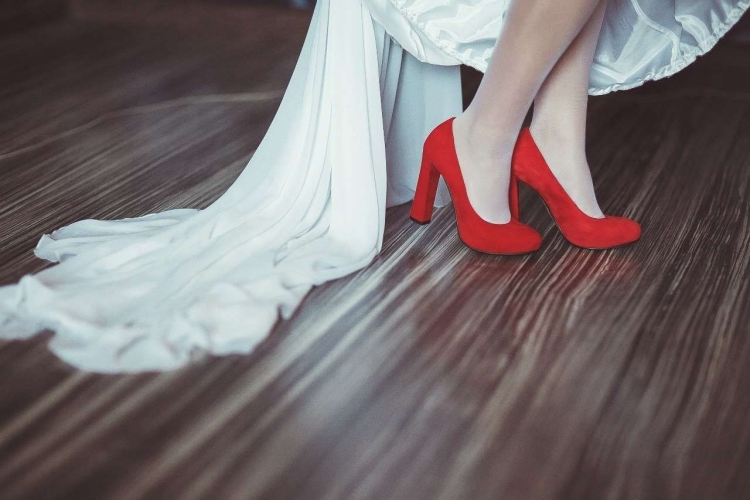 Белое платье с красными аксессуарами