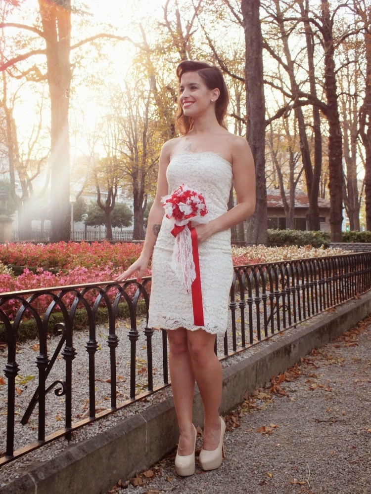Белое платье с красными туфлями и клатчем