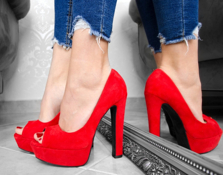 Платье с красными туфлями