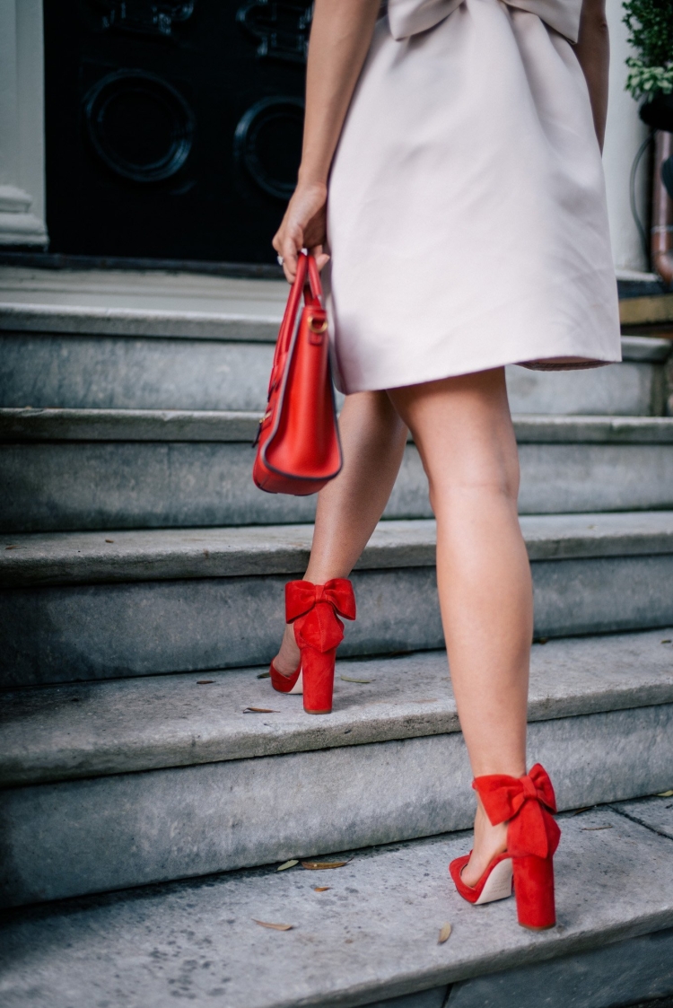 Белое платье с сандалиями