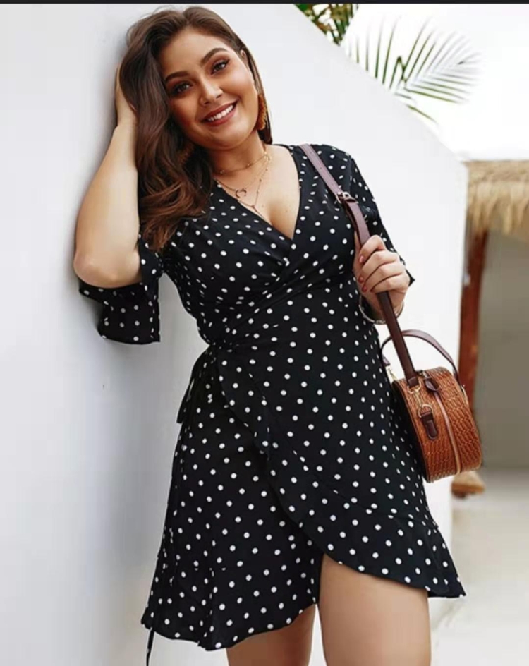 Короткое платье в горошек