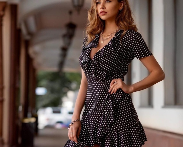 Чёрное платье в горошек с длинным рукавом