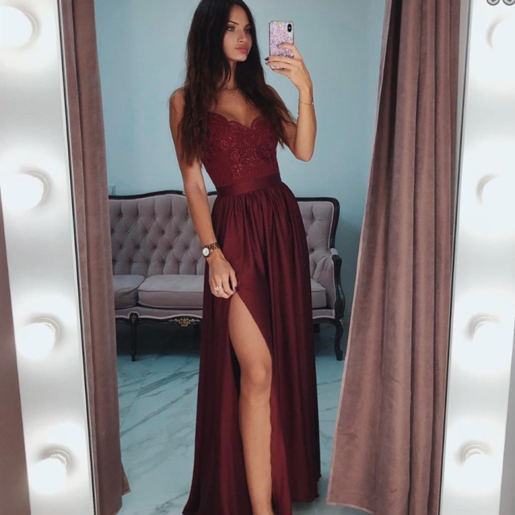 Платье в пол с вырезом на ноге