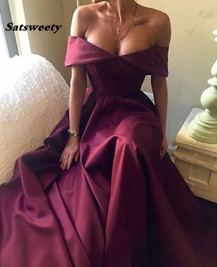 Бордовое платье с открытыми плечами