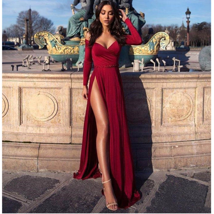 Жена в длинном платье