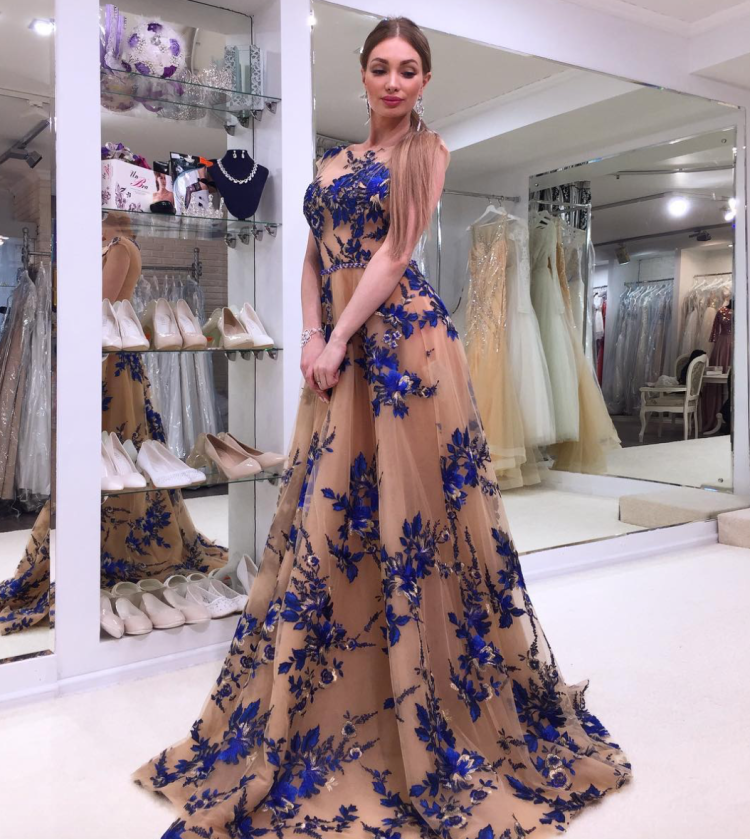 Красивое модное платье селфи