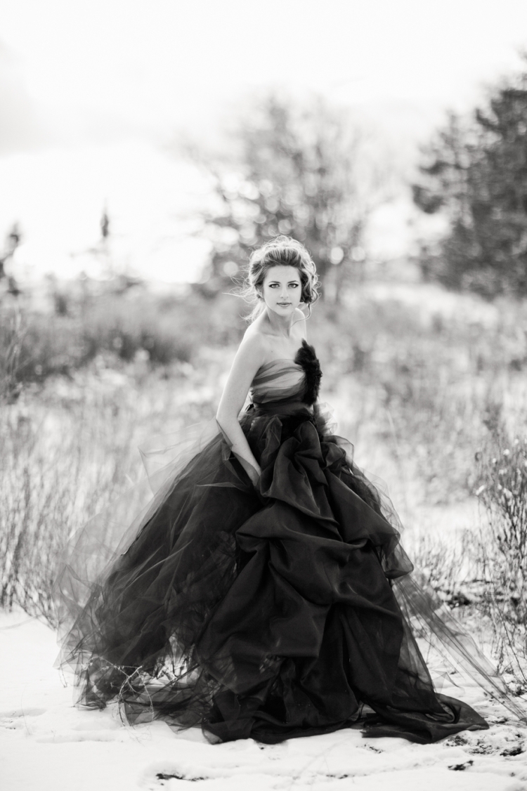 Чёрное свадебное платье зимой