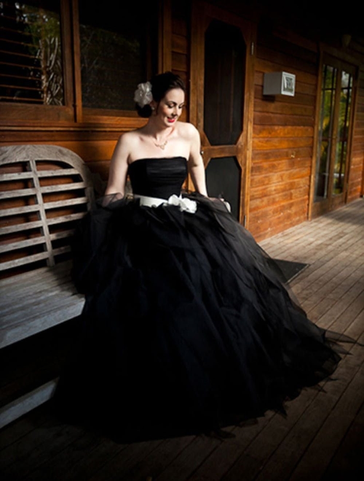 Черное свадебное платье