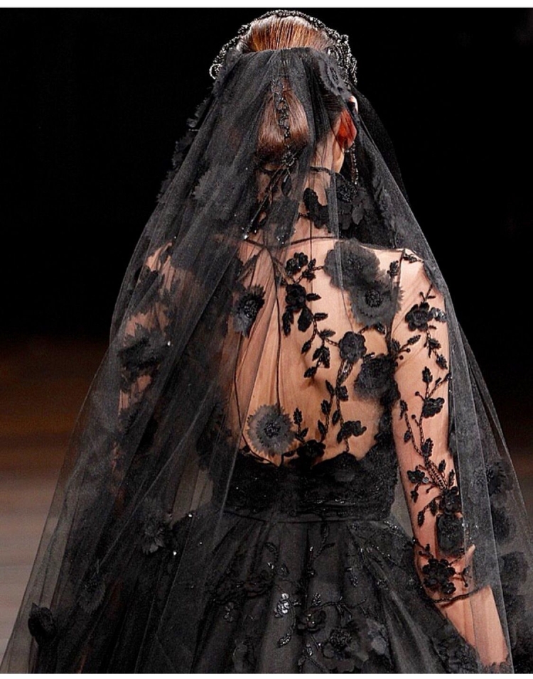 Невеста в черном платье