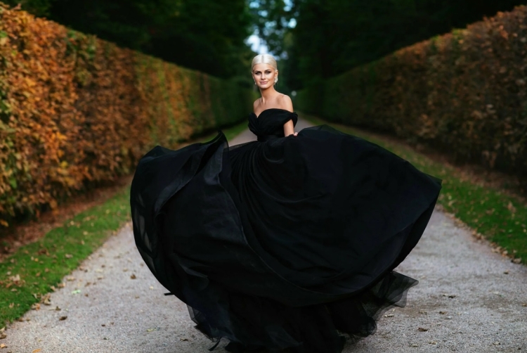 Девушка в черном длинном платье