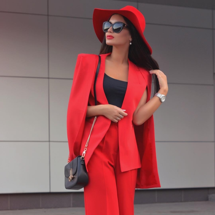 Анастасия Решетова в пиджаке