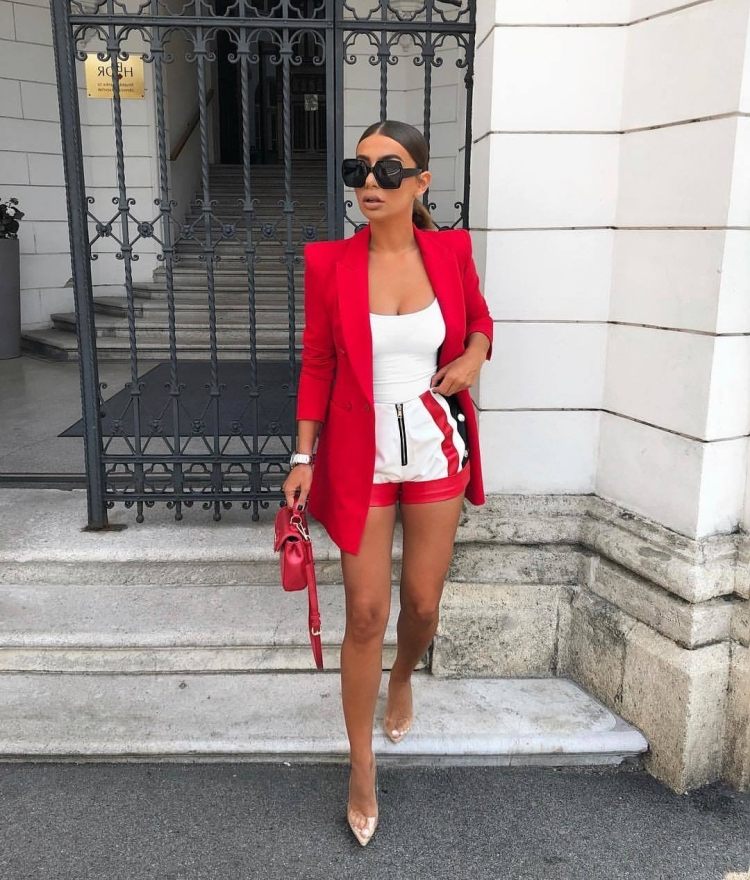 Брюнетка в Красном костюме