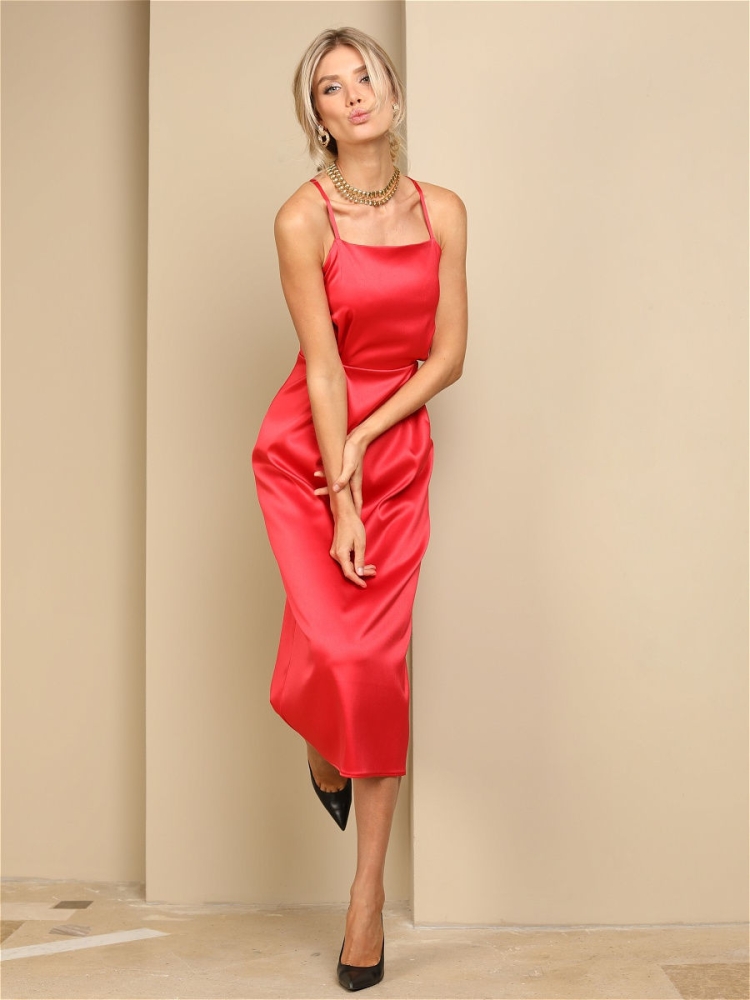 Атласное красное платье на бретельках