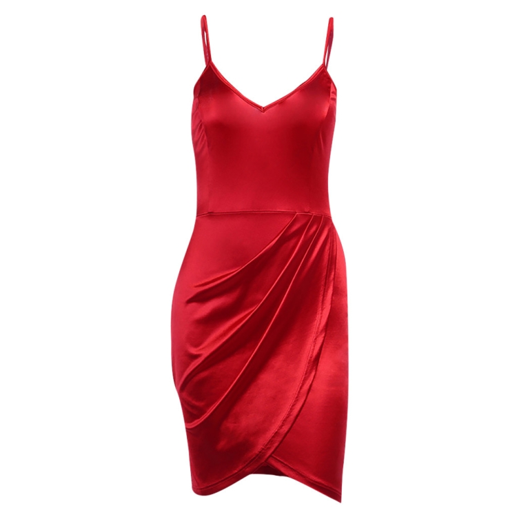 Красное атласное платье на бретелях