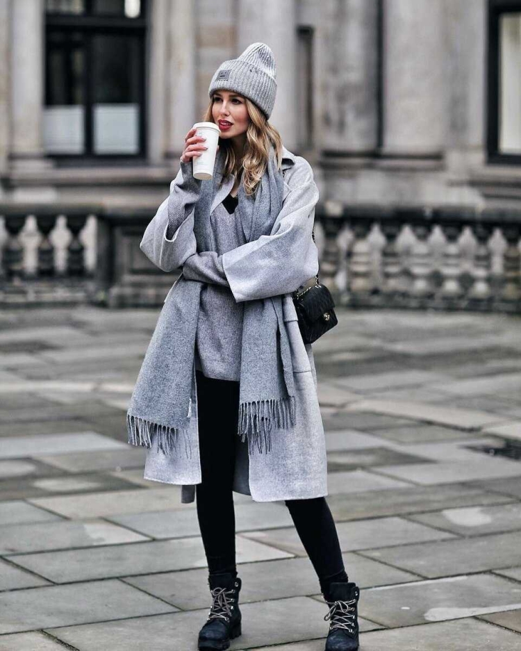 Девушка в сером пальто