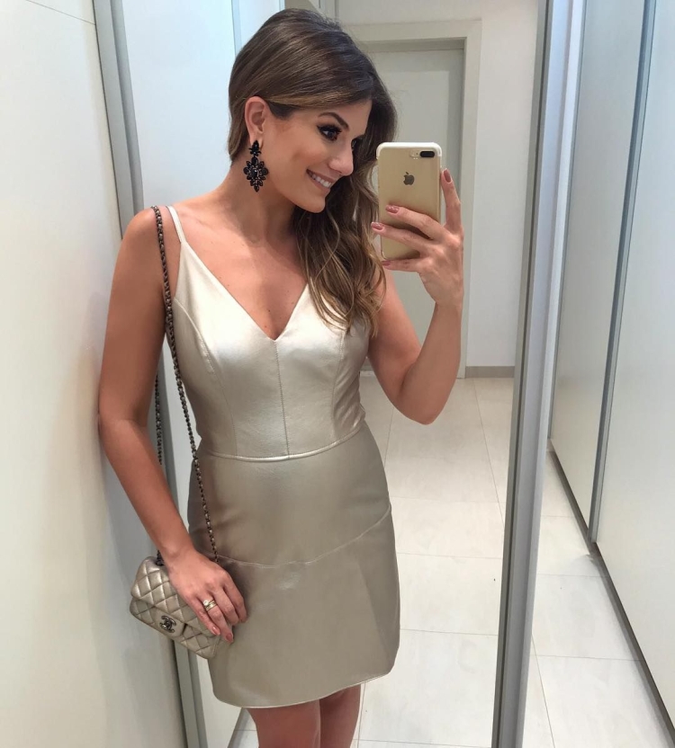 Женщины в нарядном платье селфи