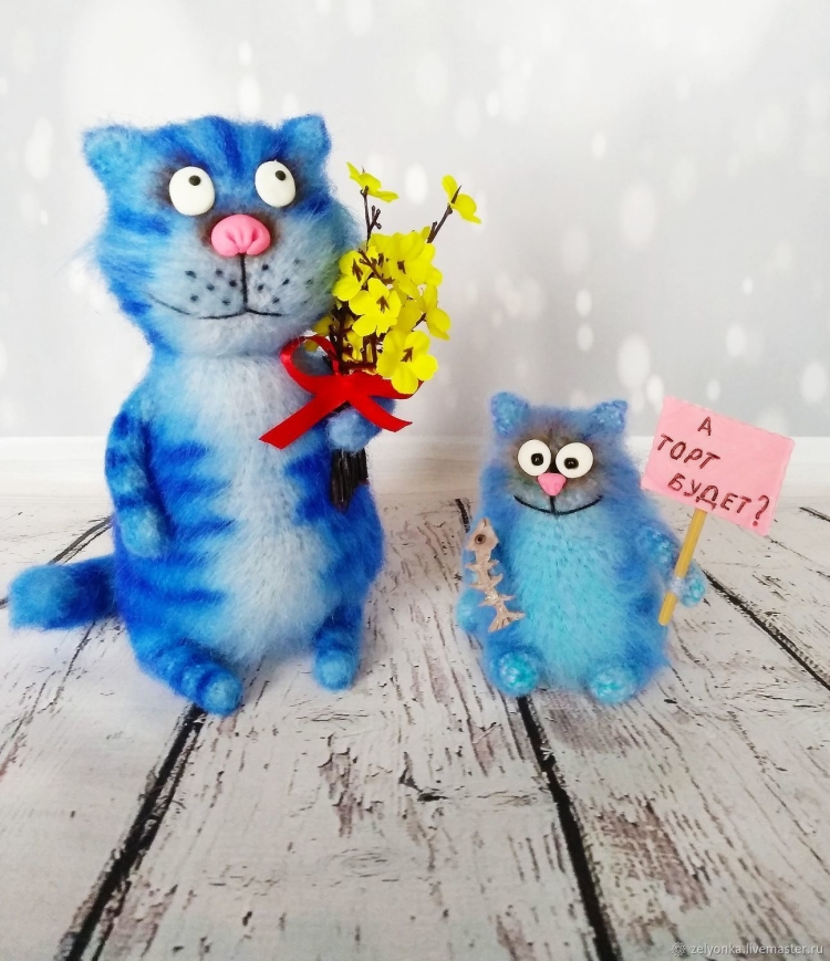 Синий игрушечный кот