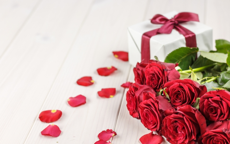 Розы в подарок