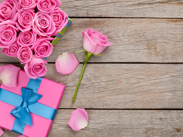 Красивые цветы на деревянном фоне