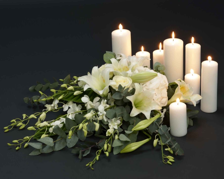 Траурные свечи и цветы