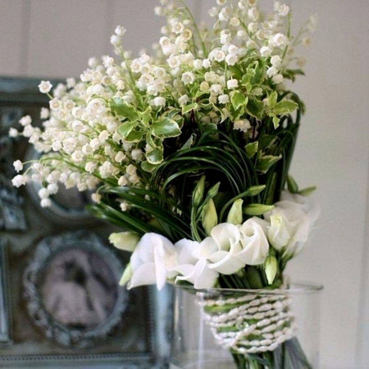 Красивый букет ландышей с днем рождения