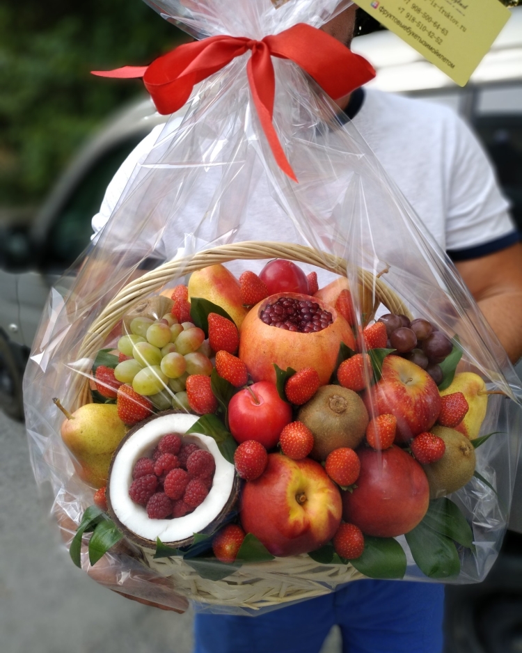 Фруктовый букет в корзине