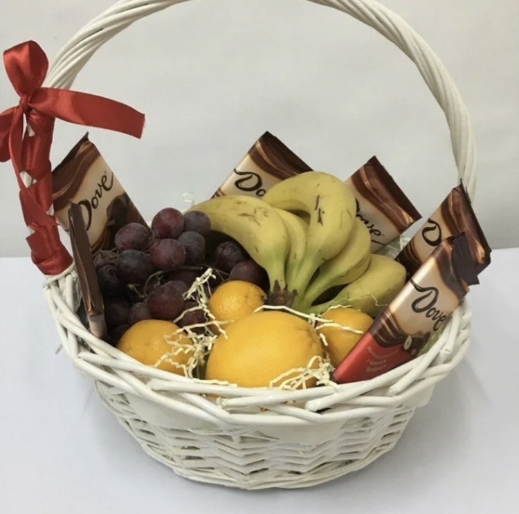 Подарочная корзина с фруктами