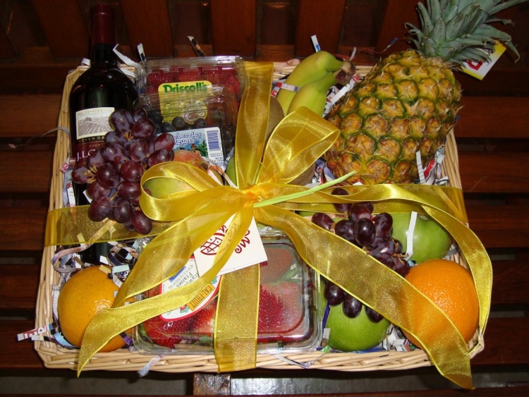 Поднос с фруктами в подарок своими