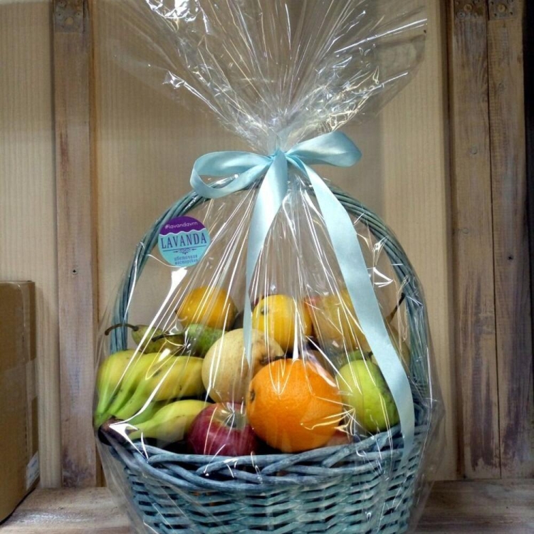 Упаковать корзину с фруктами