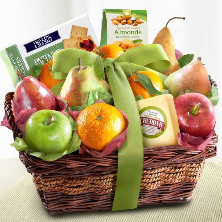 Корзина с фруктами и орехами
