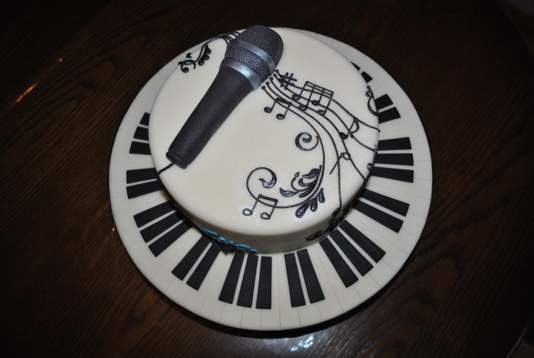 Торт с микрофоном