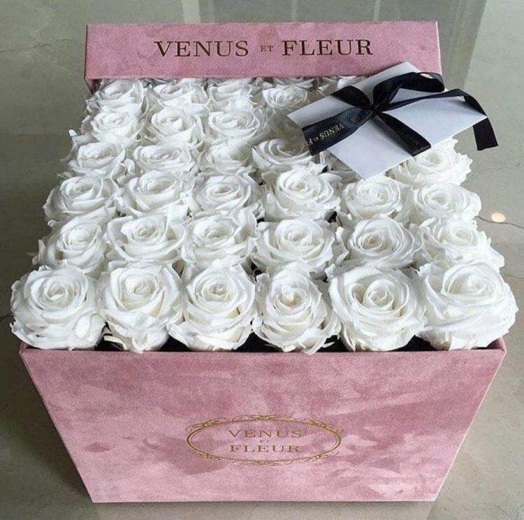 Шикарные белые розы в коробке