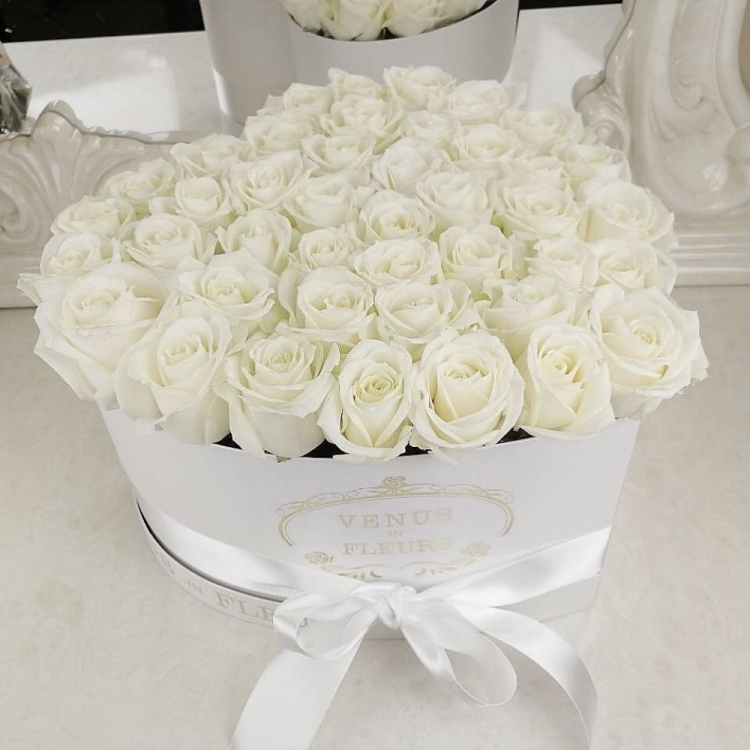 Шикарные белые розы в коробке