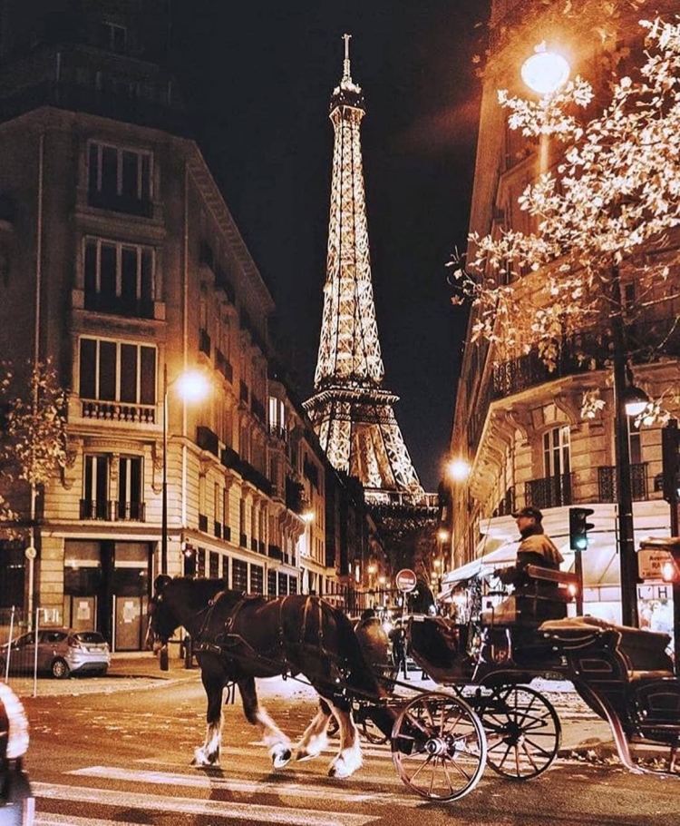 Эйфелева башня в Париже