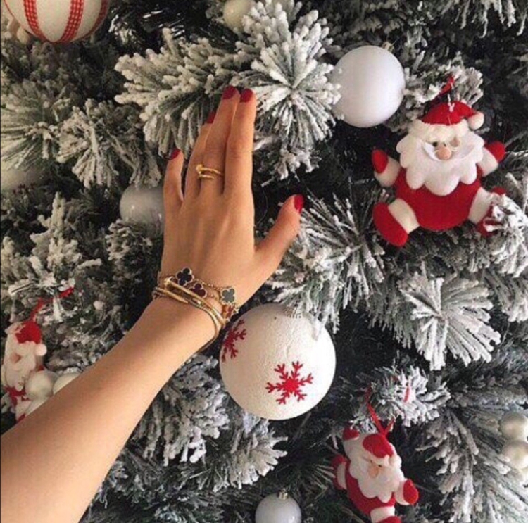 Рука девушки на новогодней ёлки