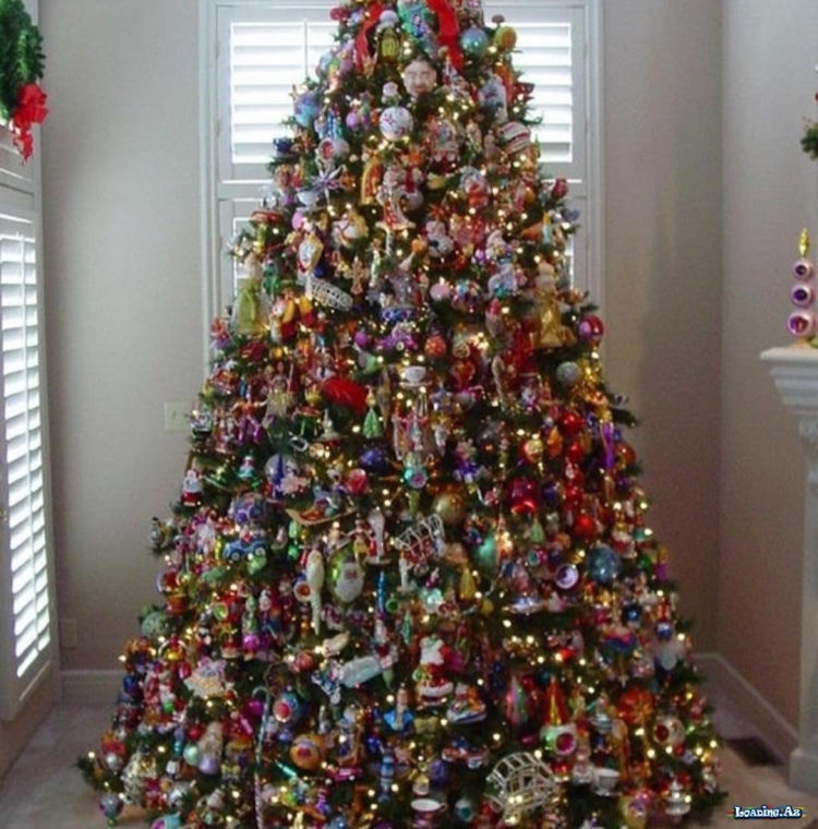 Украшение елки разноцветными игрушками