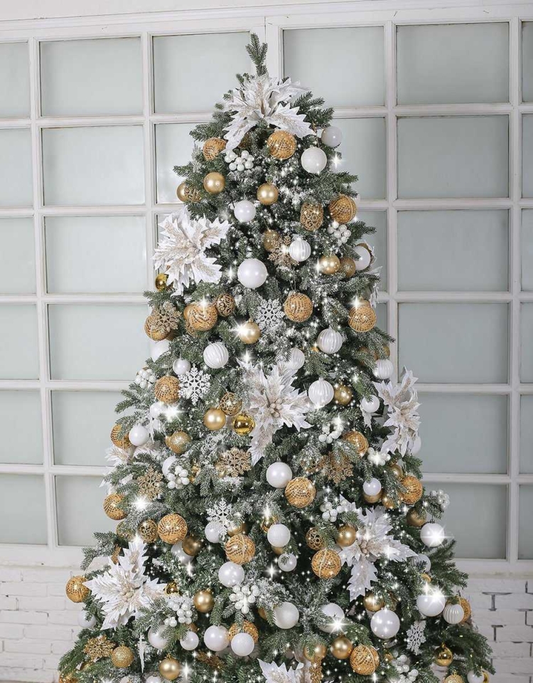 Е1лка с белыммми игррушками.