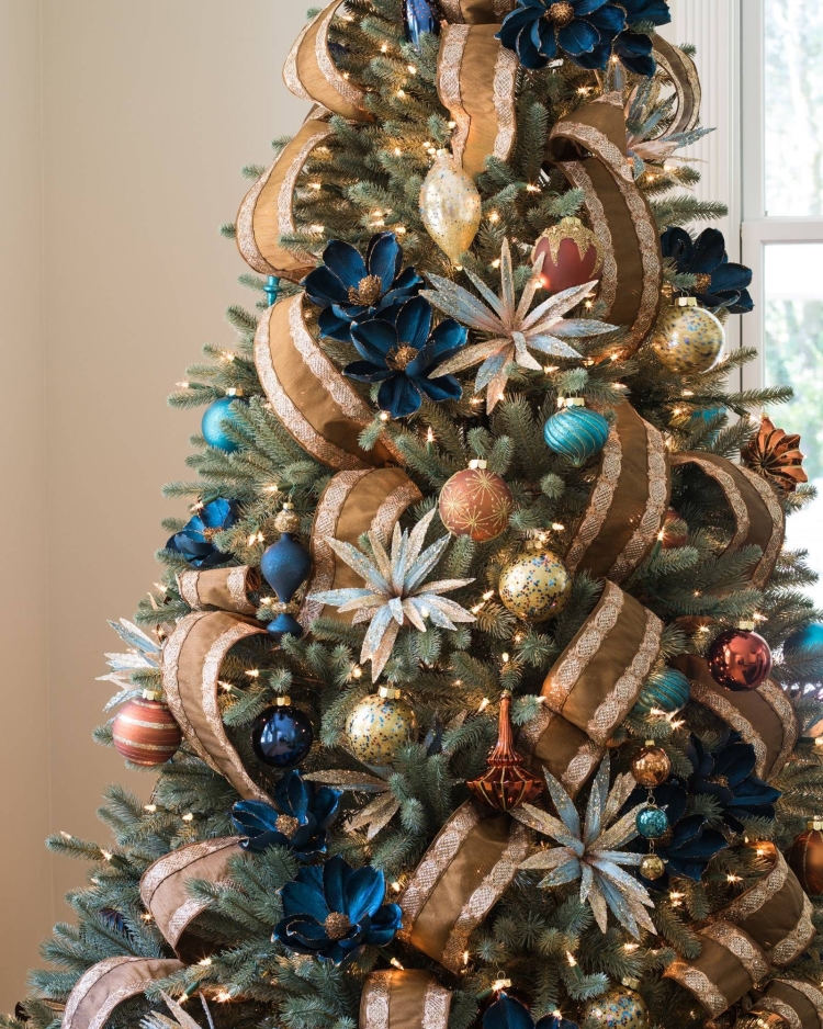 Украшение елки лентами