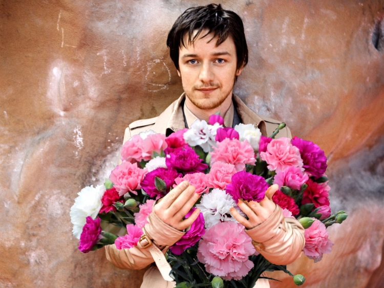 Джеймс МАКЭВОЙ С цветами