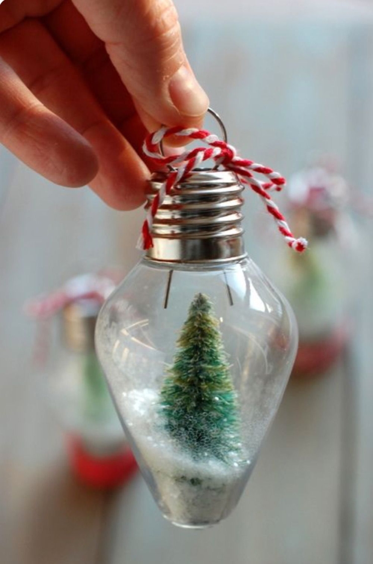 Новогодние игрушки из лампочек